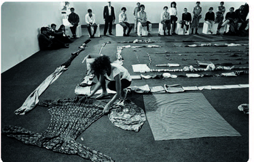 Imagen 9. Una cosa es una cosa, 1990. Performance registrada en fotografía (video). Obra de María Teresa Hincapié. Colección Museo Nacional de Colombia. Reg. 6063© Museo Nacional de Colombia / Juan Camilo Segura