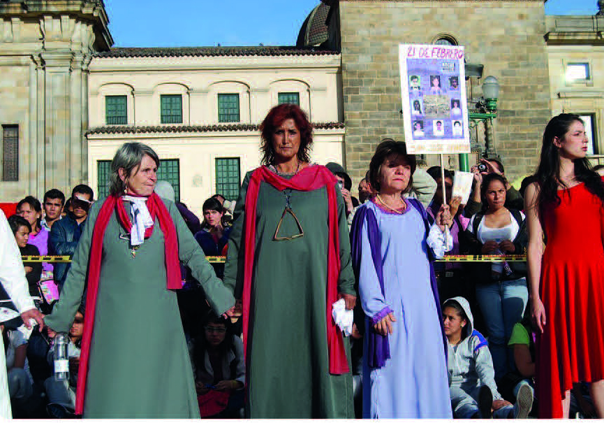 Imagen 13. Mujeres en la plaza: memoria de la ausencia, ¿dónde están?, 2014. Performance convocada por Patricia Ariza, en el marco del Encuentro Hemisférico de Performance y Política. Mujeres en su mayoría víctimas y sobrevivientes de la violencia, entre ellas madres de os“falsos positivos”, madres y familiares de los muertos de la Unión Patriótica y del Palacio de Justicia.