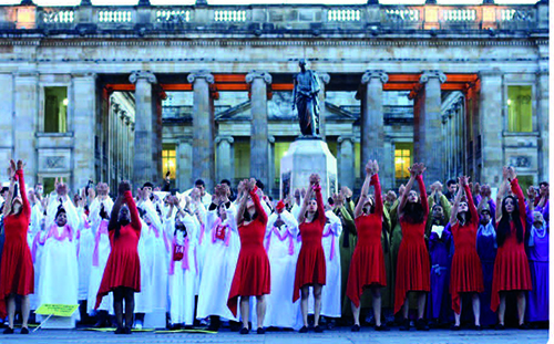 Imagen 16. Mujeres en la plaza: memoria de la ausencia, ¿dónde están?, 2014. Performance convocada por Patricia Ariza, en el marco del Encuentro Hemisférico de Performance y Política. Mujeres en su mayoría víctimas y sobrevivientes de la violencia, entre ellas madres de os“falsos positivos”, madres y familiares de los muertos de la Unión Patriótica y del Palacio de Justicia.