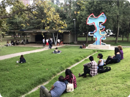 Imagen 2. Público de Radio Rufino en los jardines del Museo Tamayo. Al fondo Dj tocando en vivo. Fotografía tomada por la autora, junio 2019.