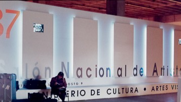 Algunas obras durante el montaje del 36 Salón Nacional. Atrás (izq) Teológico de Miguel Ángel Rojas; en la columna Fénix de Árlan Londoño; atrás (der) Sur Geográfico de Eduardo Estupiñan. Foto del autor