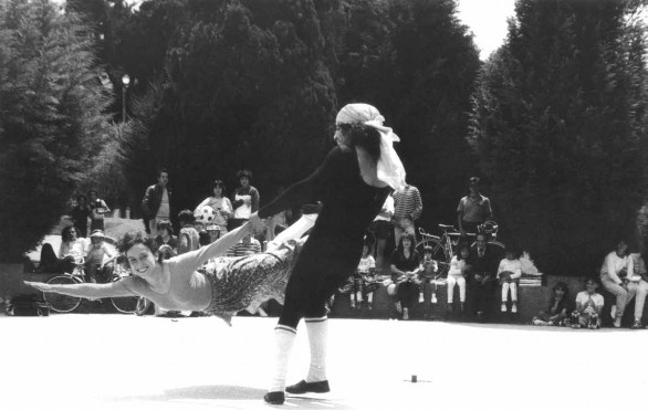 Domitilo, Fundación Teatro Estudios Calarcá –TECAL (1981). En la foto: Mónica Camacho y Críspulo Torres. Foto Jairo Sarmiento