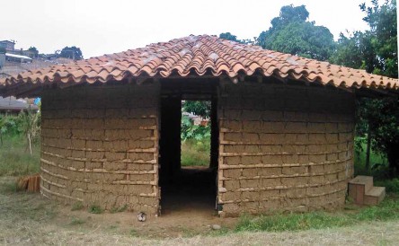 Un centro de aprendizaje o “aula” de acuerdo a la Chakana y según la entrada y salida del sol. Casa ancestral Yanakona. “No se requiere mucha infraestructura sino lo necesario y salir a caminar la palabra”. Fuente: propia.