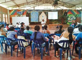 Sabio Joaquín Viluche, en una clase sobre el camino del sol y la luna. Popayán, 2015. Fuente: propia.