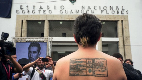 Fotografía, Benvenuto Chavajay frente al Estadio Doroteo Guamuche Flores. (2016).