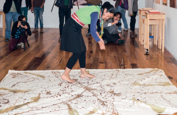 Suma kaugsai, chi sutepa pasarreco, iachii, asnai, winachii, trukai, tiagsamui (2015), performance Pintura olfativa de Rosa Tisoy presentado en Haceres Decoloniales. Fotografía: Raúl Moarquech Ferrera-Balanquet.