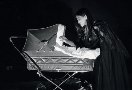 Electra. Coproducción de la Escuela Nacional de Arte Dramático (ENAD; Bogotá, Colombia) y la Nordisk Teaterskole de Arhus (Dinamarca). Dirección: Sandro Romero Rey. Fotos: Karen Lamassonne. (1993).