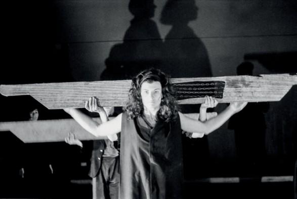 Electra. Coproducción de la Escuela Nacional de Arte Dramático (ENAD; Bogotá, Colombia) y la Nordisk Teaterskole de Arhus (Dinamarca). Dirección: Sandro Romero Rey. Fotos: Karen Lamassonne. (1993).