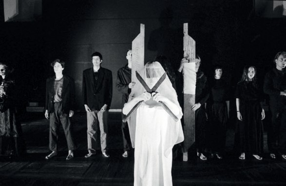 Electra. Coproducción de la Escuela Nacional de Arte Dramático (ENAD; Bogotá, Colombia) y la Nordisk Teaterskole de Arhus (Dinamarca). Dirección: Sandro Romero Rey. Fotos: Karen Lamassonne. (1993).