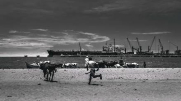 Imagen 3. The port at the end of the sea   (Kostas Tsanakas, 2019). Fotografía digital