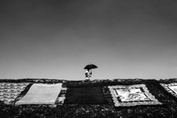 Imagen 16. Girl with umbrella. (Kostas Tsanakas, 2019). Fotografía digital.