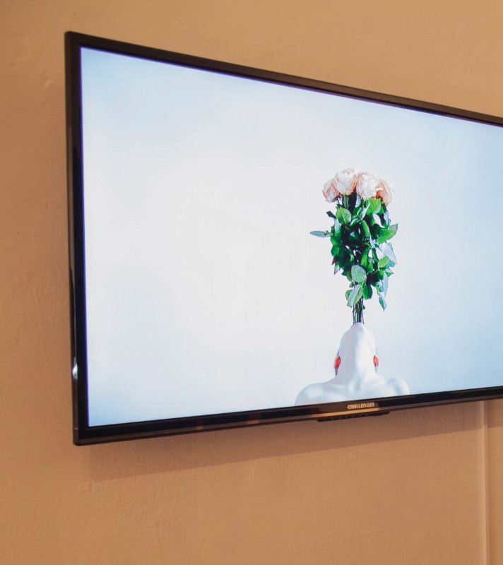 Imagen 1. Hollie Miller (2019). Non Object, acción en vídeo Reino Unido. En Perfoarnet, Sala ASAB. Fotografía: archivo Sala de Exposiciones ASAB.