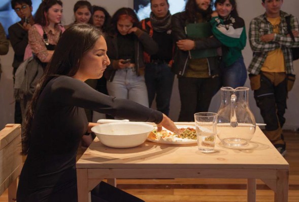 Imagen 5. Laura Troncoso (2019). Sin modales, performance Colombia. En Perfoarnet, Sala ASAB. Fotografía: archivo Sala de Exposiciones ASAB.