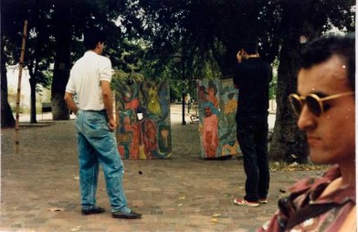 magen 5. Registro de la segunda versión de Motivos para posar en Neiva. (Wilson Díaz, 1991). Telones pintados en acrílico sobre cordobán. Fotografía color 35mm. Archivo Wilson Díaz.