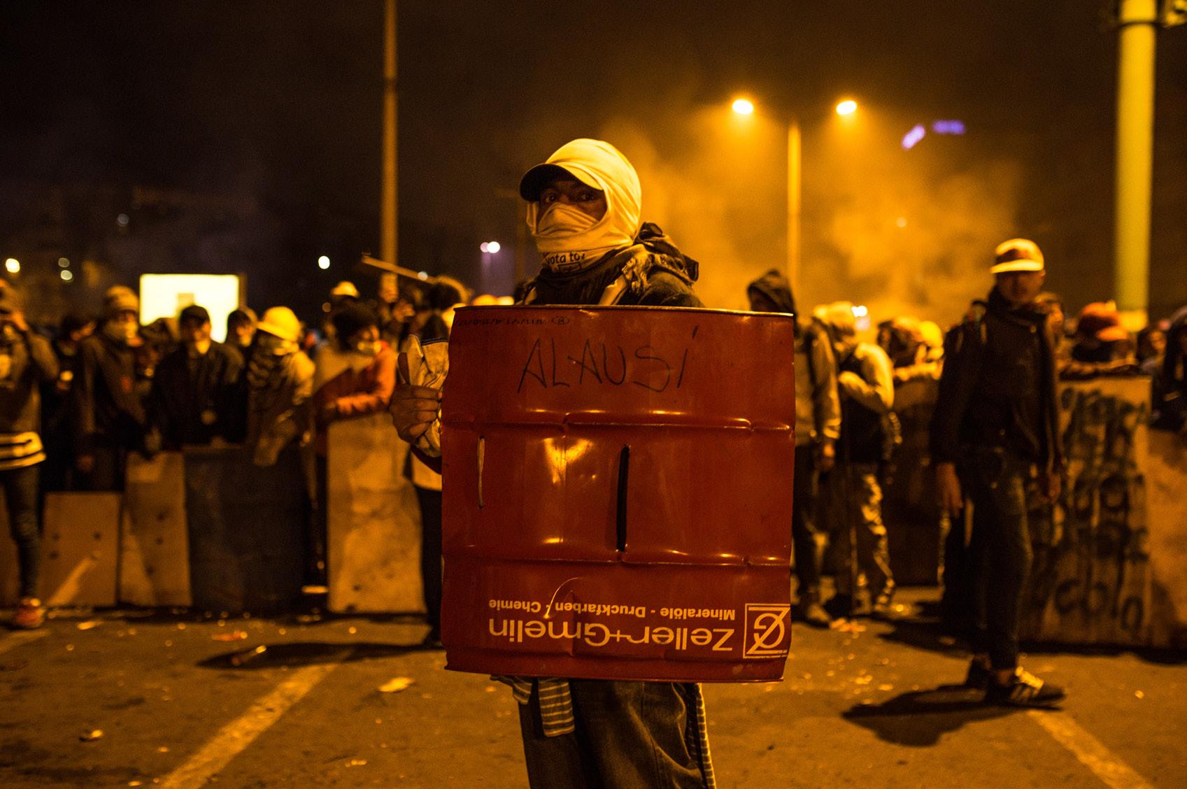 Imagen 18  “David Díaz Arcos”, “Jota Reyes”, “(Primera Línea): Fotogramas del documental Octubre: los encuadres de una protesta. (2021, 86 min.)