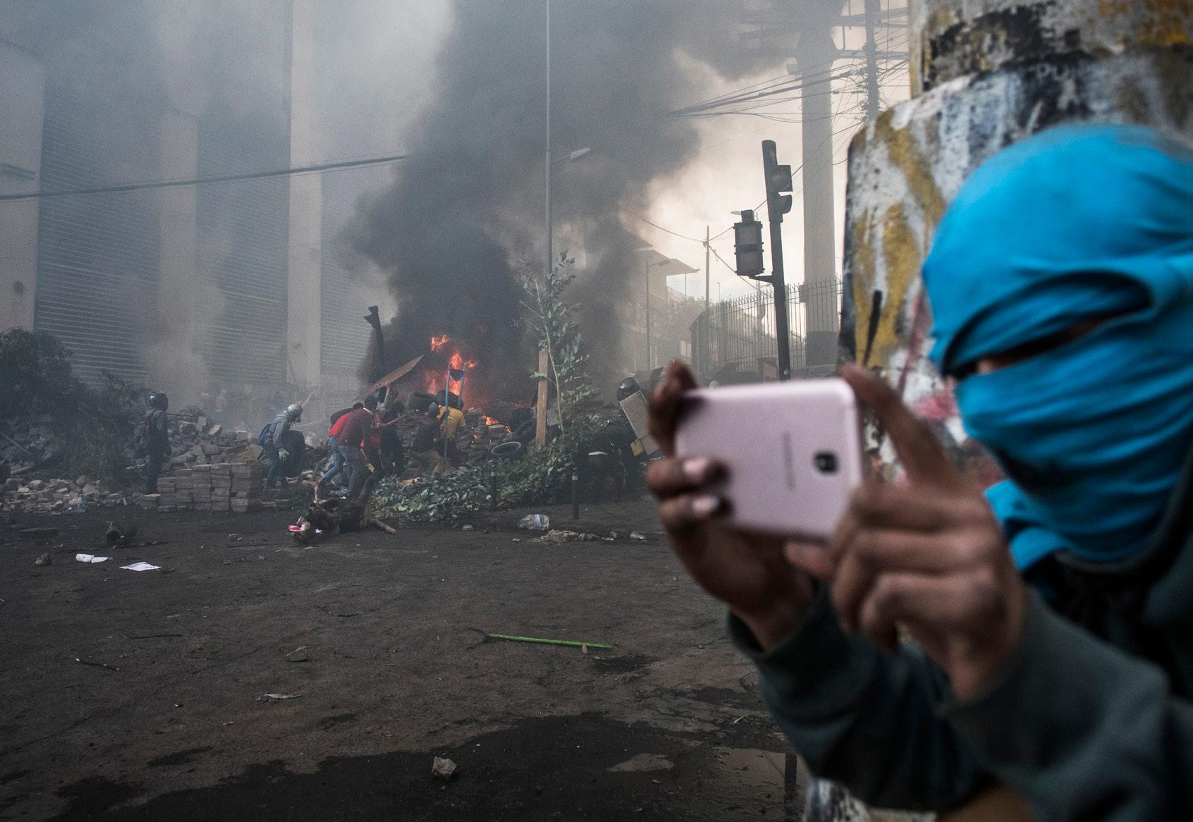 Imagen 19. “David Díaz Arcos”, “Jota Reyes”, “(Primera Línea): Fotogramas del documental Octubre: los encuadres de una protesta. (2021, 86 min.)