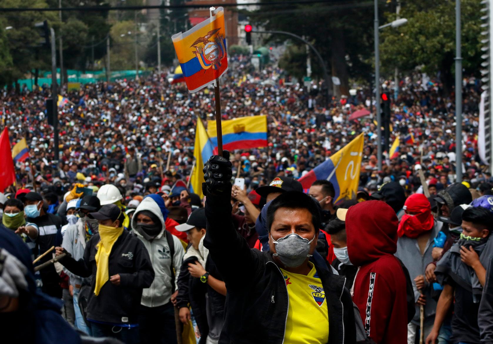 Imagen 21. “Hamilton López”, “Santiago Fernández”, (Marchas): Fotogramas del documental Octubre: los encuadres de una protesta. (2021, 86 min.)