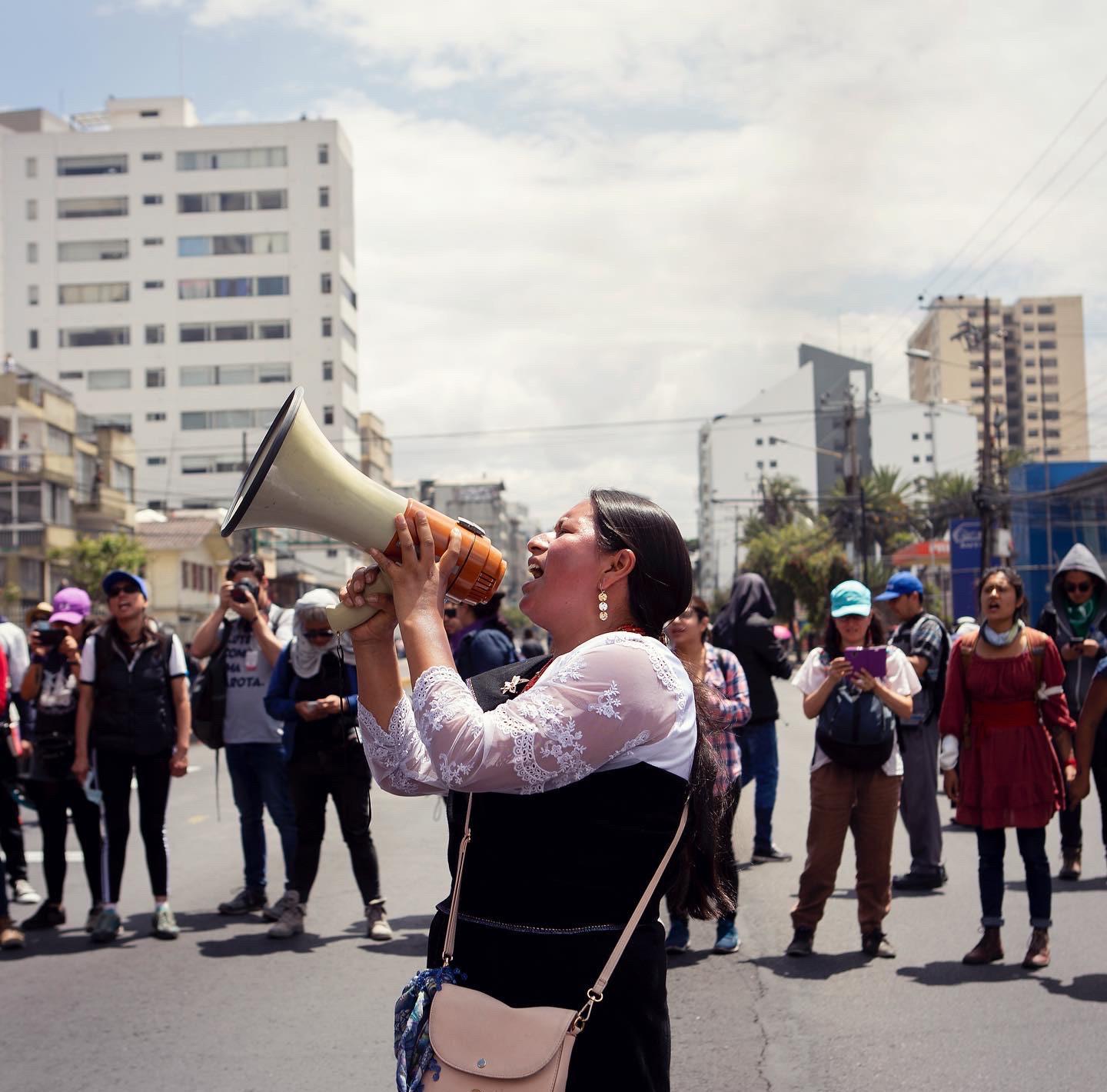 Imagen 31. “Angélica Becerra Brito”, “Blanca Mayacela”, “Karina Acosta”, “Michelle Gachet” (Marcha de mujeres): Fotogramas del documental Octubre: los encuadres de una protesta. (2021, 86 min.)