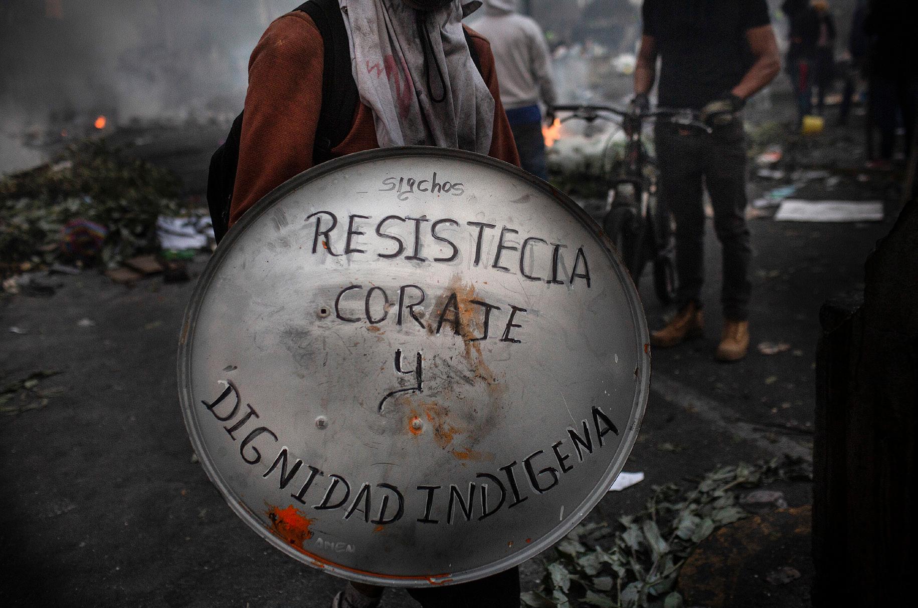 Imagen 35. “Edu León”, (Sistema de objetos): Fotogramas del documental Octubre: los encuadres de una protesta. (2021, 86 min.)