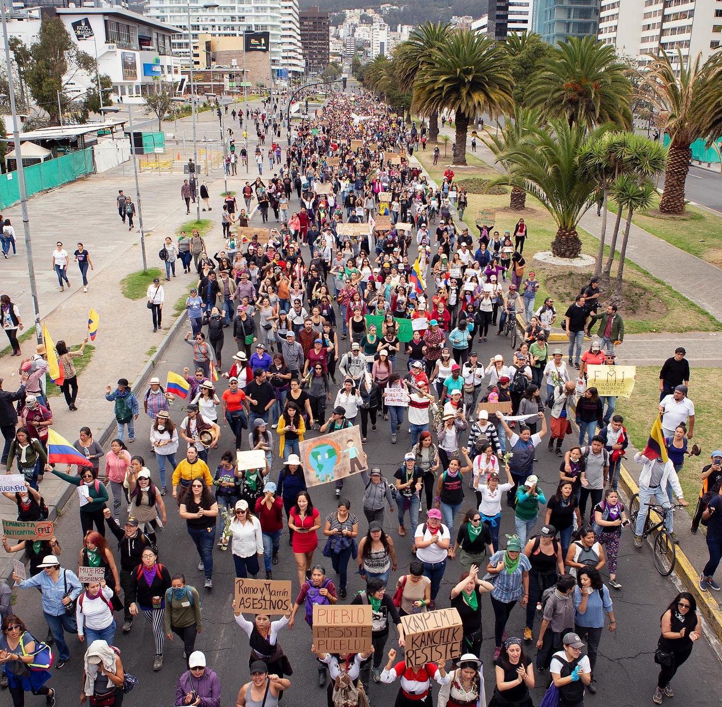 Imagen 33. “Angélica Becerra Brito”, “Blanca Mayacela”, “Karina Acosta”, “Michelle Gachet” (Marcha de mujeres): Fotogramas del documental Octubre: los encuadres de una protesta. (2021, 86 min.)