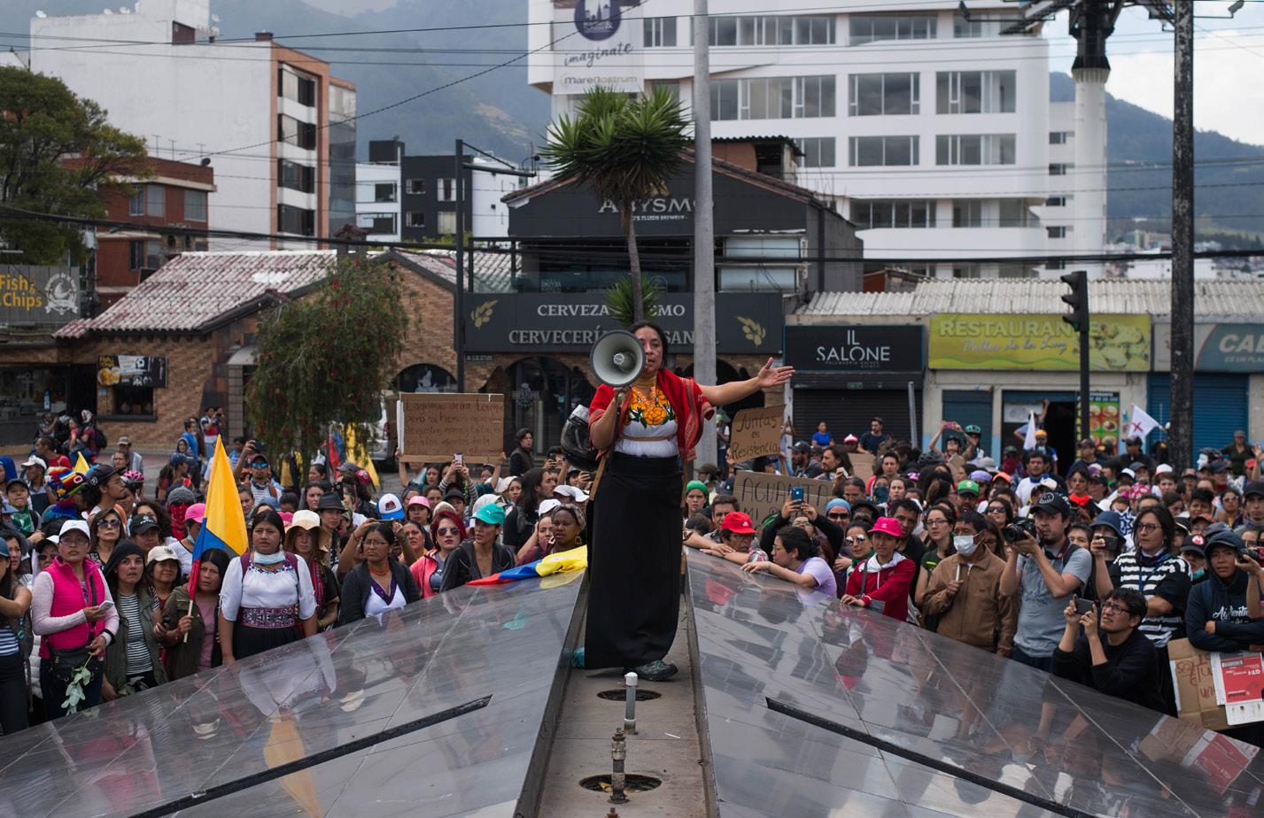 Imagen 34 “Angélica Becerra Brito”, “Blanca Mayacela”, “Karina Acosta”, “Michelle Gachet” (Marcha de mujeres): Fotogramas del documental Octubre: los encuadres de una protesta. (2021, 86 min.)