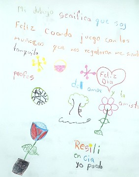 Imagen 2. Narrativa de niña Mariana (seudónimo), 10 años. Pueblo Nuevo, Cauca. 2021. Foto: Eliana Chacón. “Mi dibujo significa que soy feliz cuando juego con los muñe- cos que nos regalaron, me siento tranquila. Profes. Feliz día del amor y la amistad. Resiliencia. Yo puedo.”