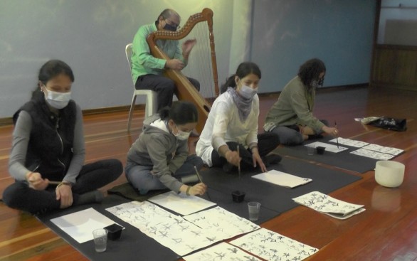 Imagen 5. Música sanadora y caligrafía china. Alquimia sonora. Escuela Neijing. Bogotá. Archivo personal.
