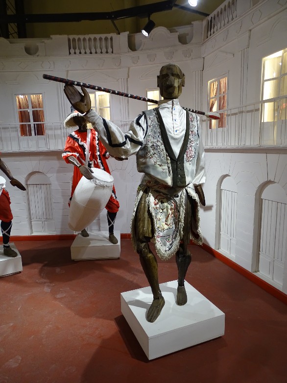 Estatua con vestuario. Museo del Carnaval. Febrero 17 de 2023. Foto: Marcos González Pérez.